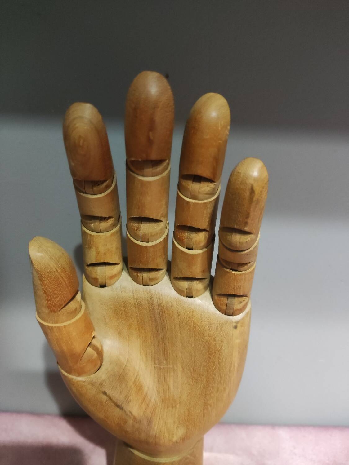 Articulated hand for wood drawing