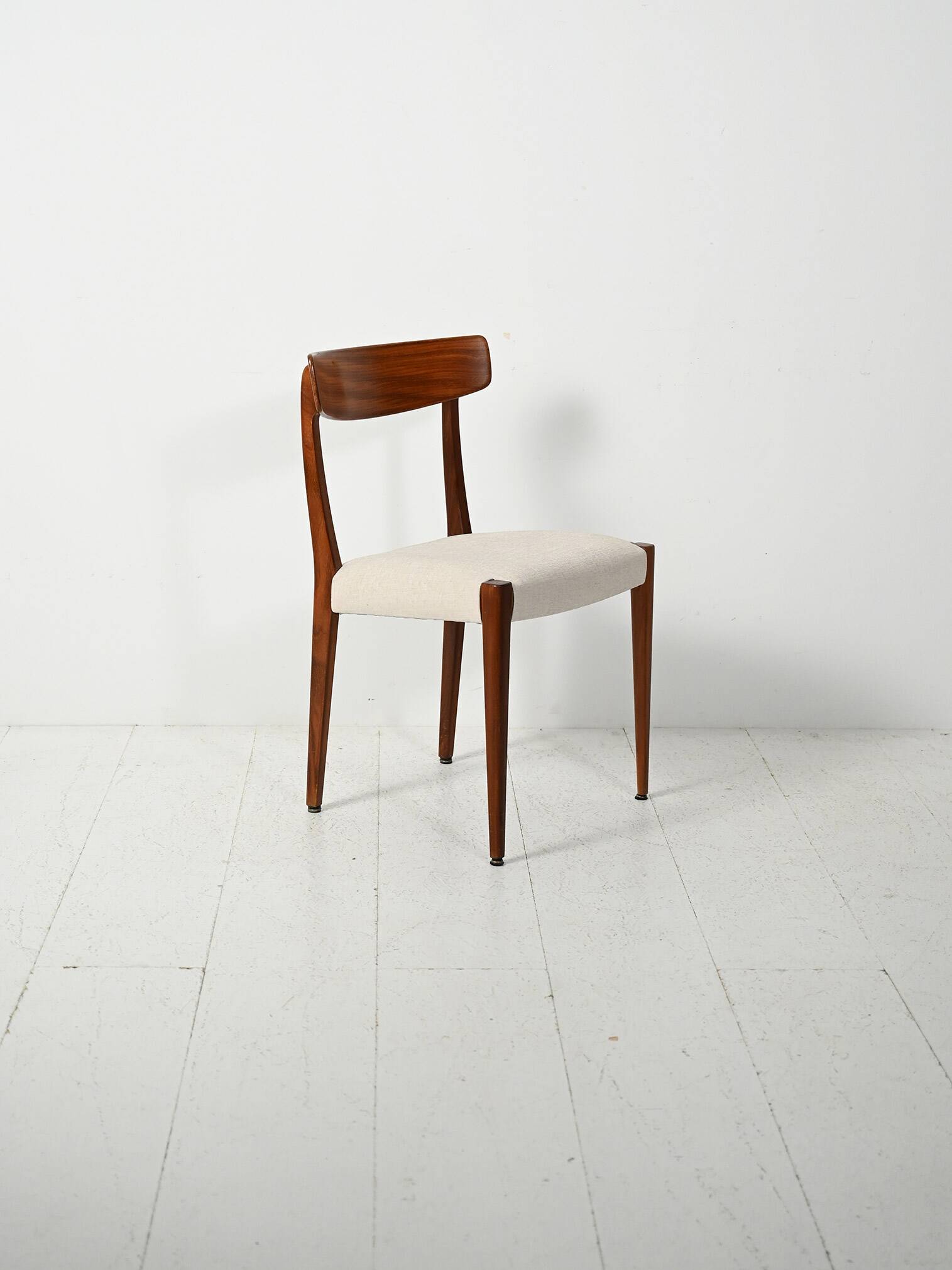 Ensemble de six chaises de salle à manger en teck scandinave, années 1960.