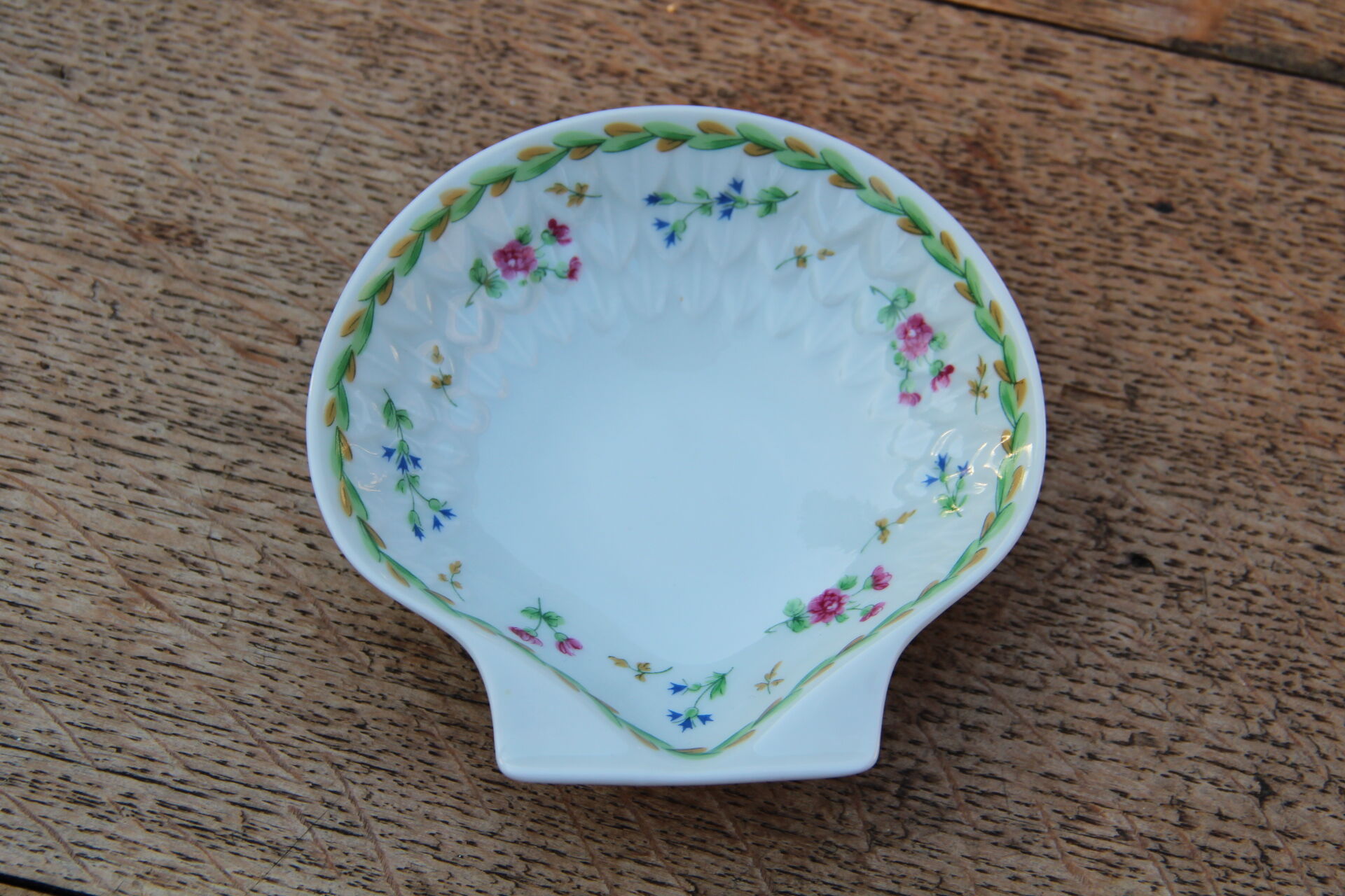 Shell-shaped soap holder, Limoges porcelain, "Poe" model