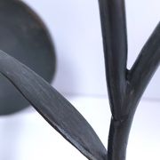 Paire de bougeoirs forme fleurs métal noir et cuivre