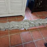Fronton en bois sculpté