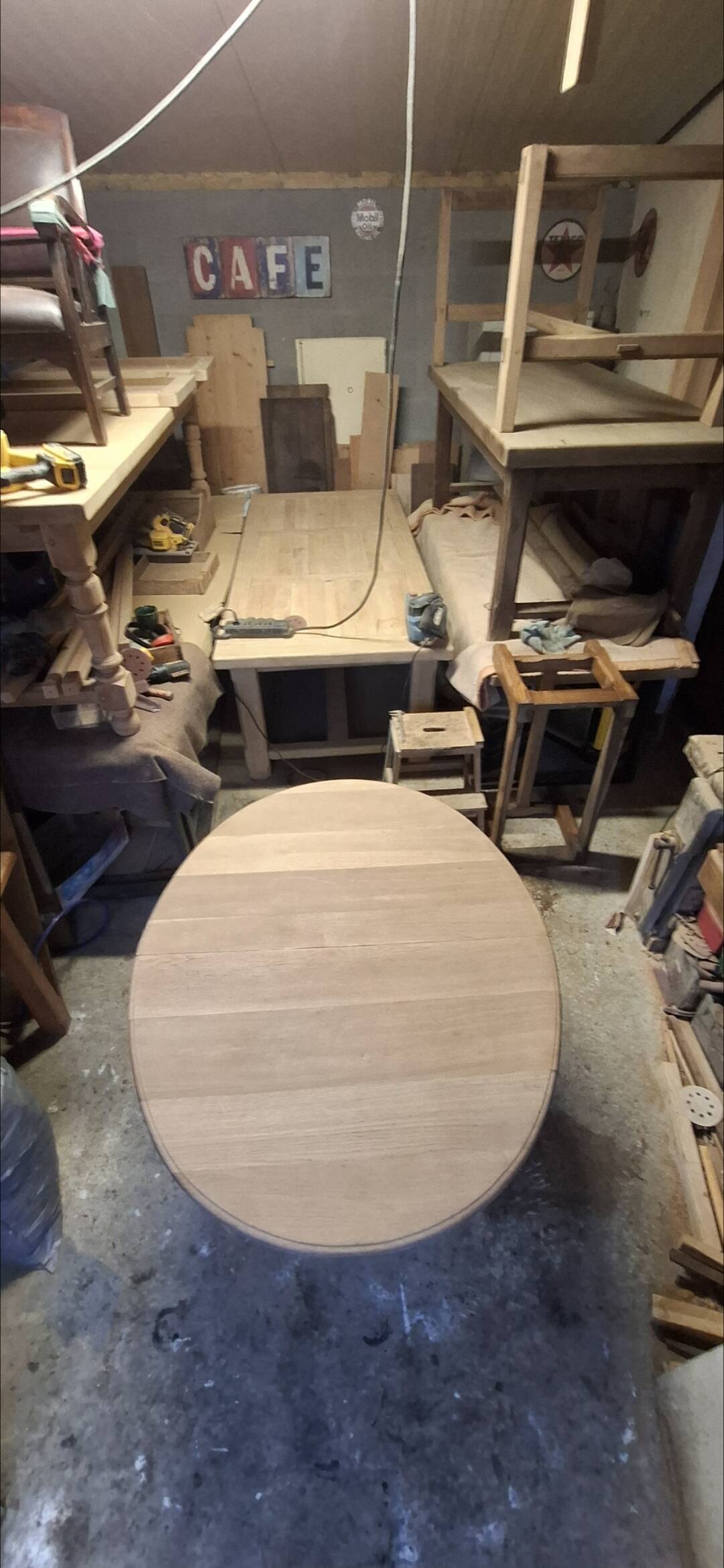 Extendable oval table