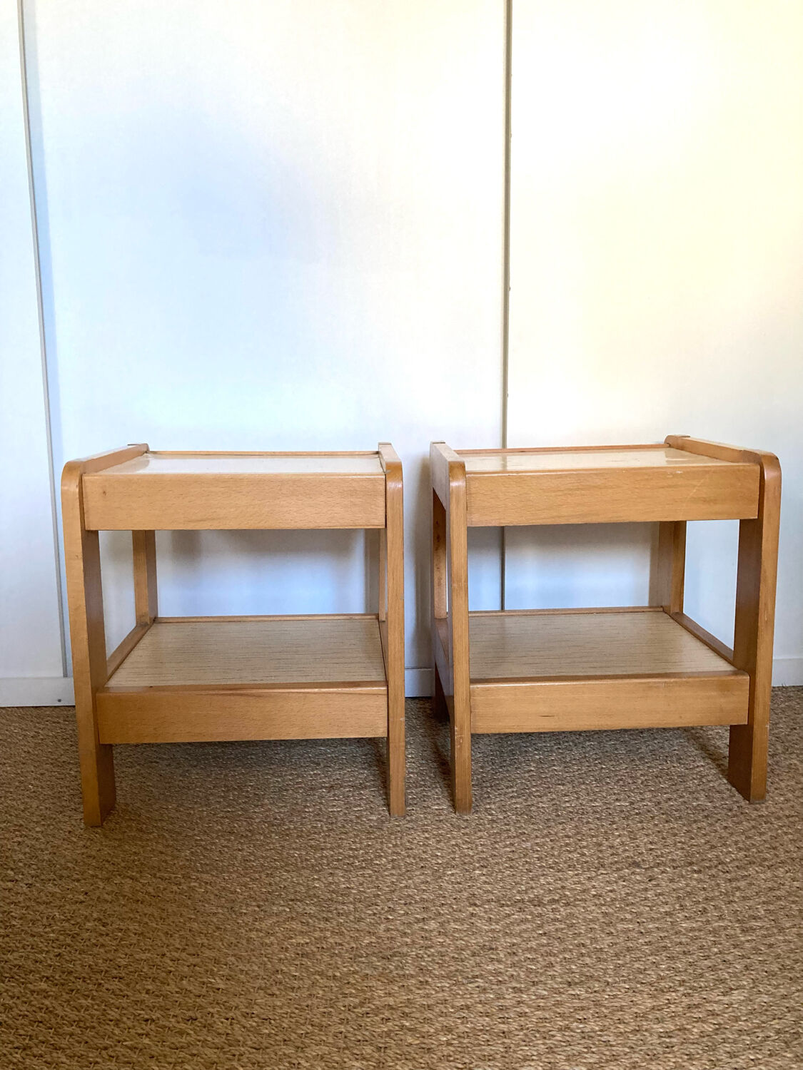 Paire de tables de chevet en orme