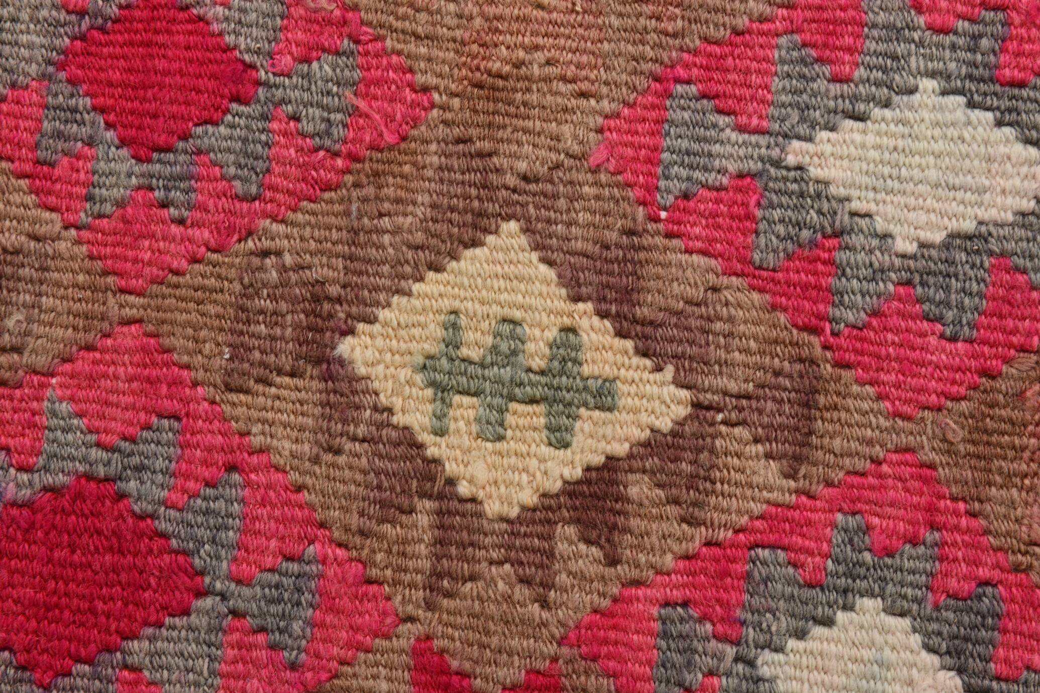 Tapis runner vintage kilim, tons rouges et beiges, motifs géométriques