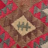 Tapis runner vintage kilim, tons rouges et beiges, motifs géométriques