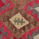 Tapis runner vintage kilim, tons rouges et beiges, motifs géométriques