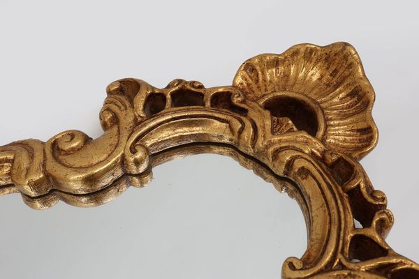 Miroir à crête doré de style baroque français du XXe siècle
