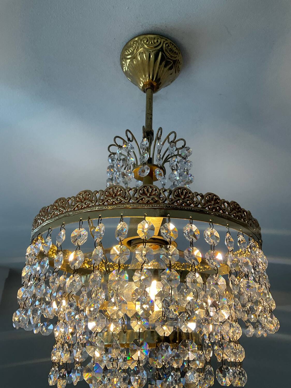 Chandelier with crystal and brass pendants