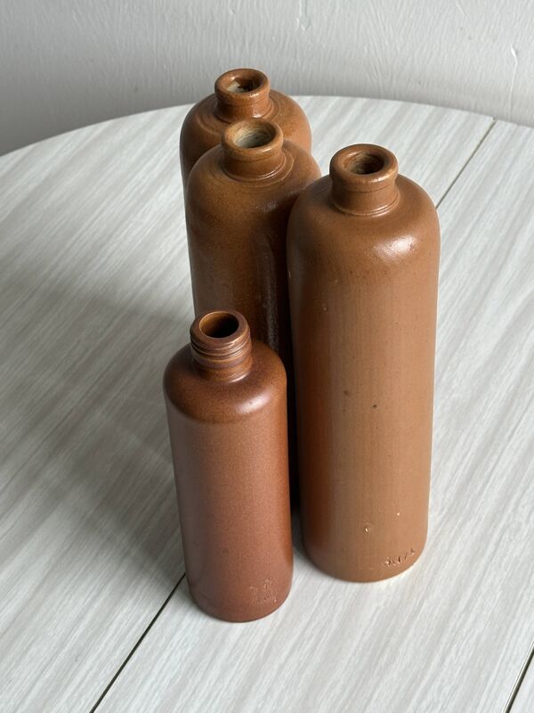 Ensemble de bouteilles anciennes en grès