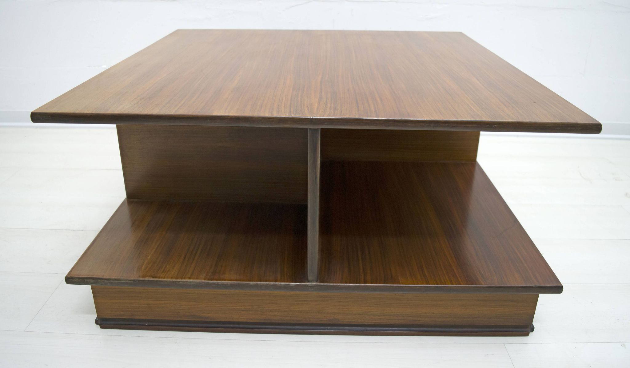 Table basse italienne en noyer de style moderne du milieu du siècle de F.Lli Saporiti, années 1960