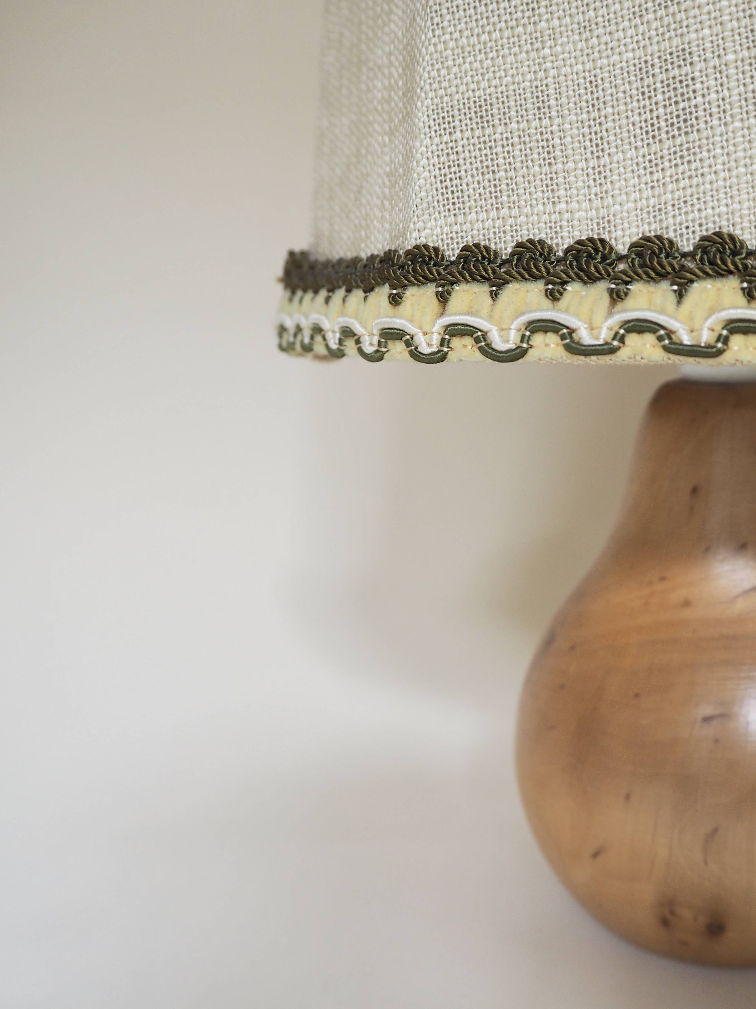 Lampe en bois tourné avec abat-jour en lin