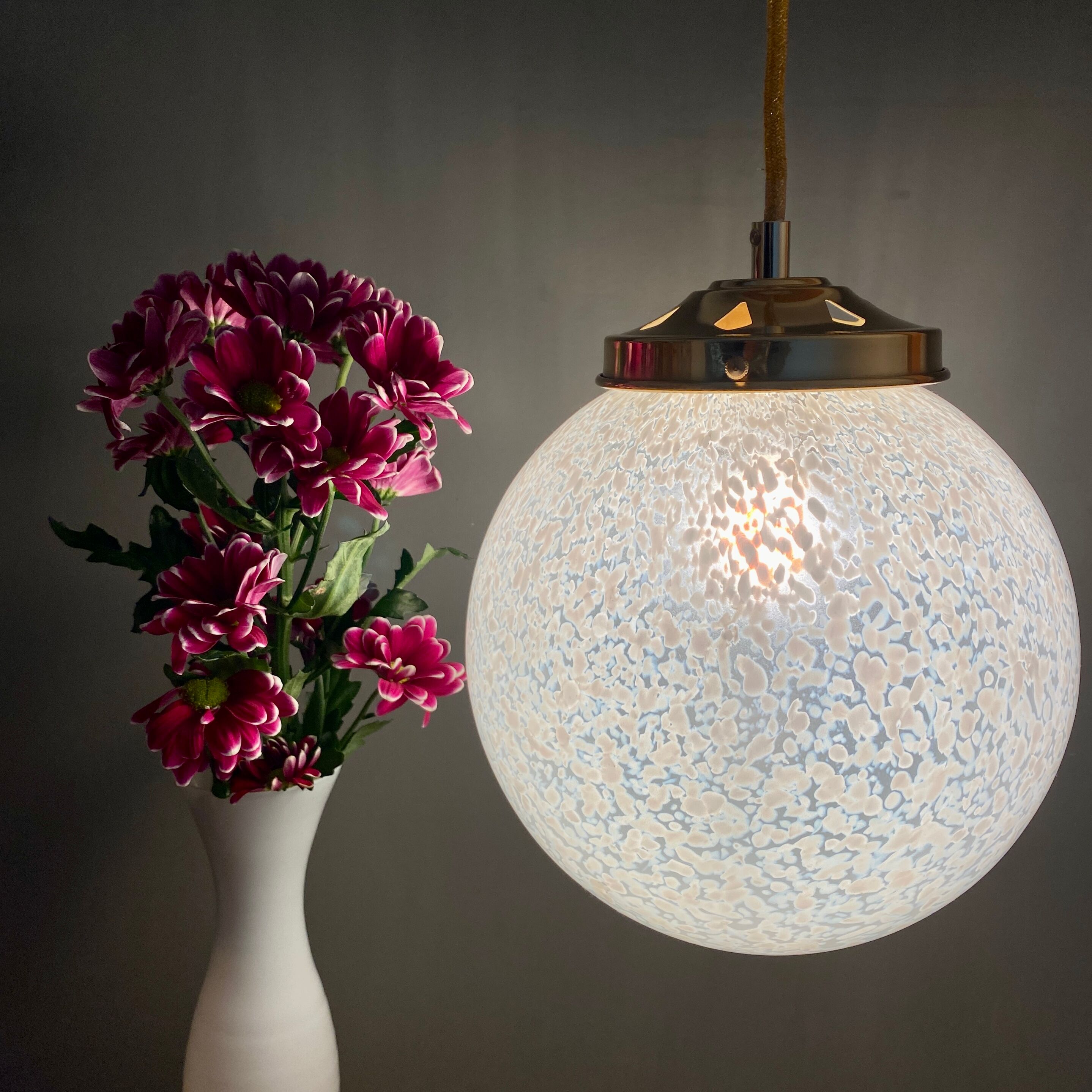 Suspension globe vintage en verre de Clichy blanc