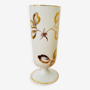 Vase sur pied en opaline d’art blanche et dorée, Baud Paris
