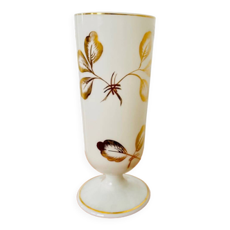 Vase sur pied en opaline d’art blanche et dorée, Baud Paris