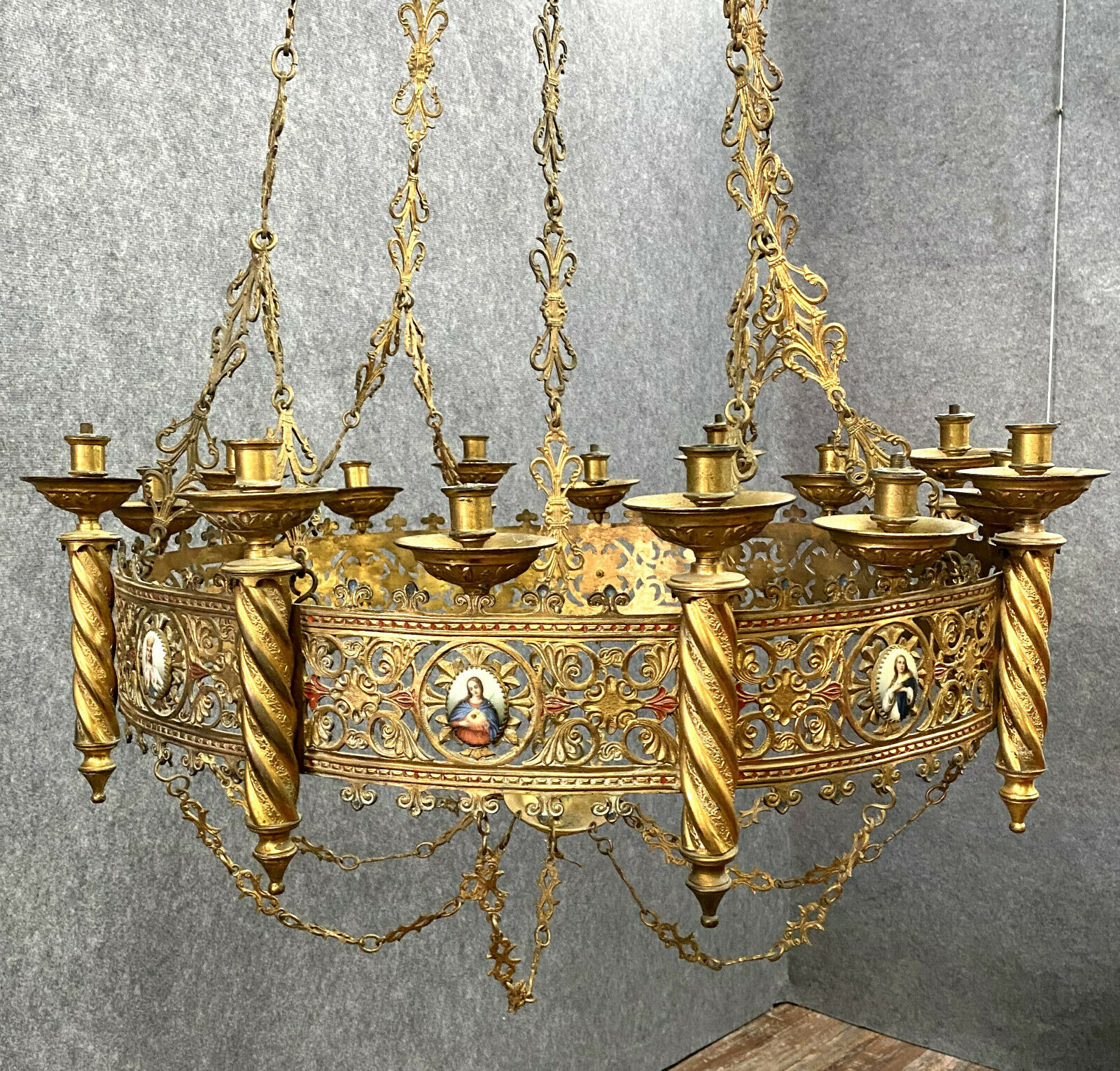 Gotique church chandelier in gilded bronze dating from the 19th century
