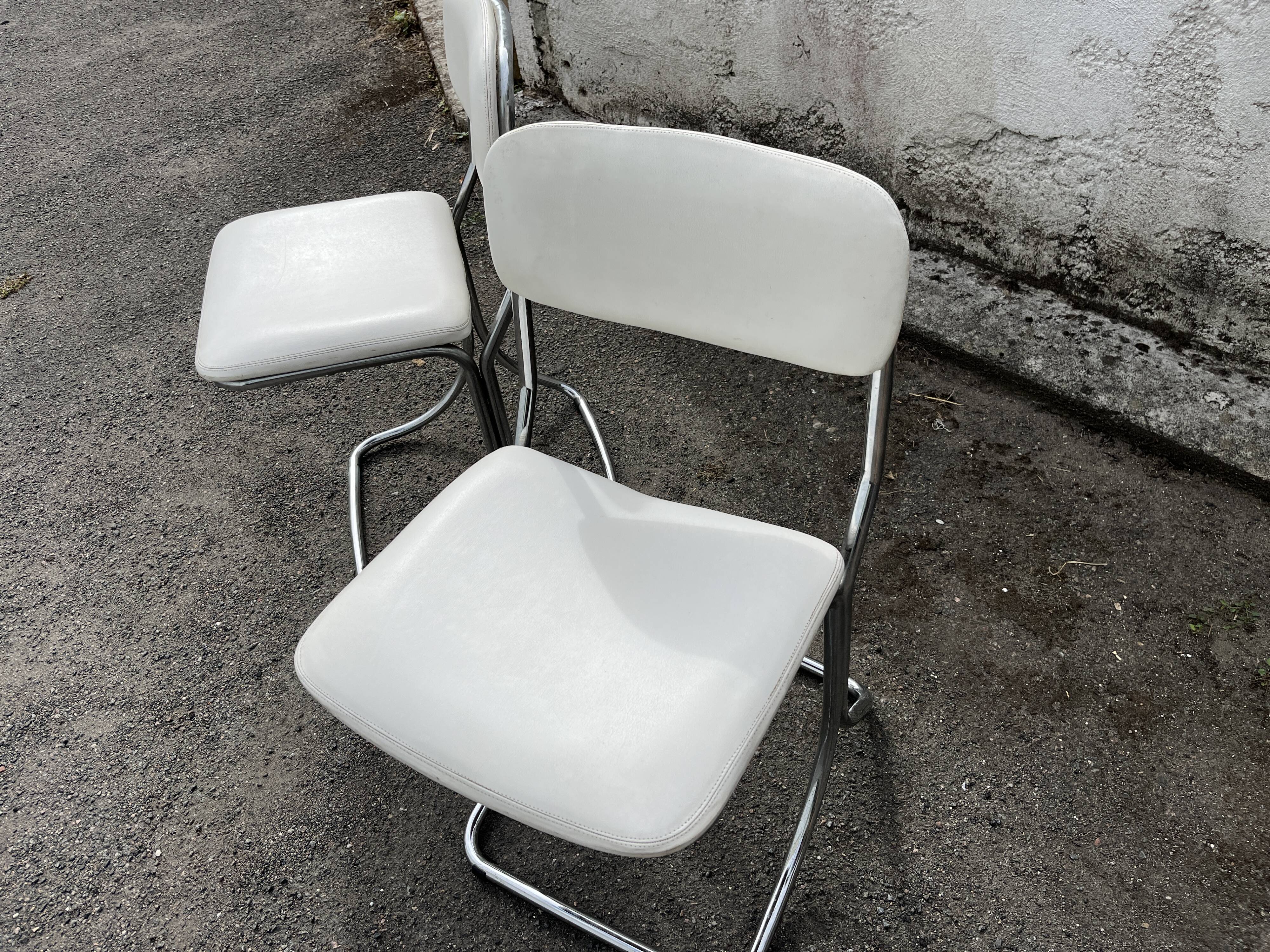 Pair of vintage chrome cantilever chairs, white leatherette – 1970s