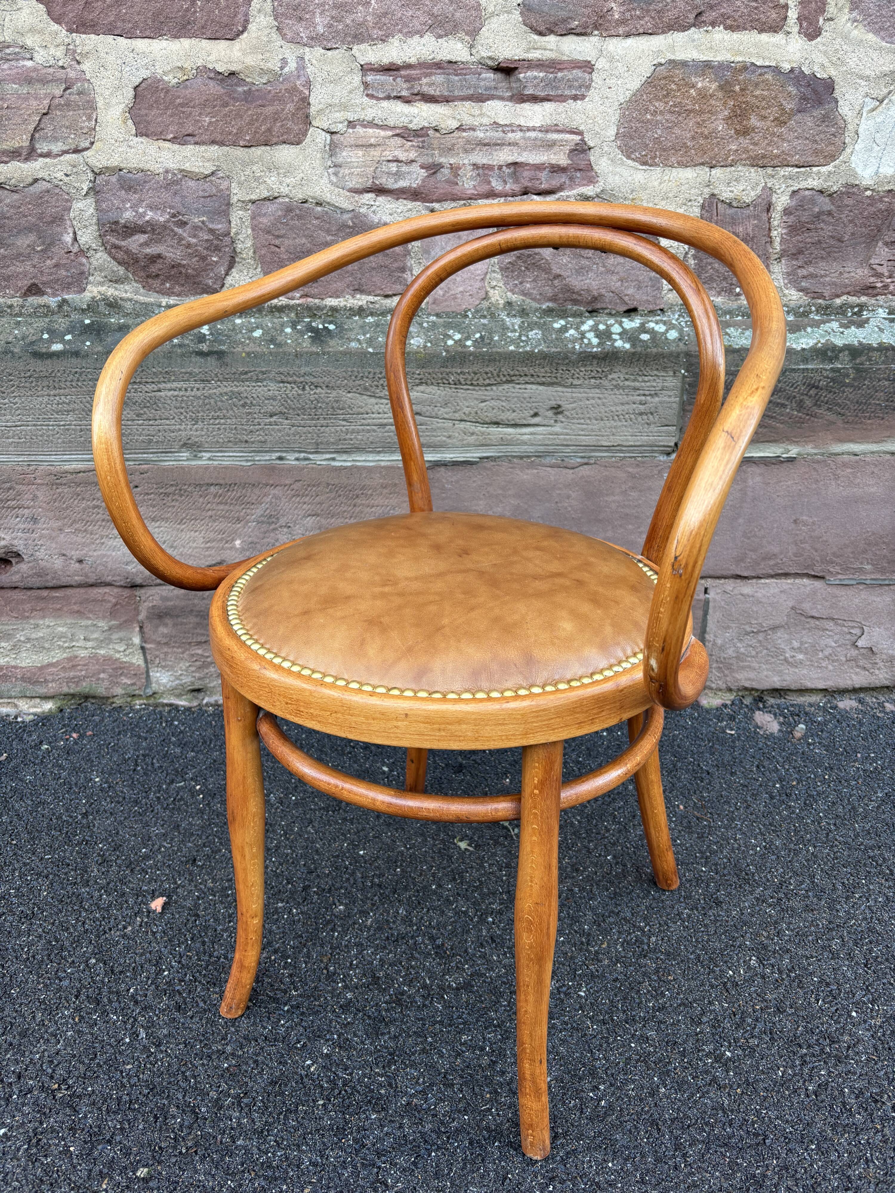 Authentic kohn b9 or le corbusier bentwood armchair