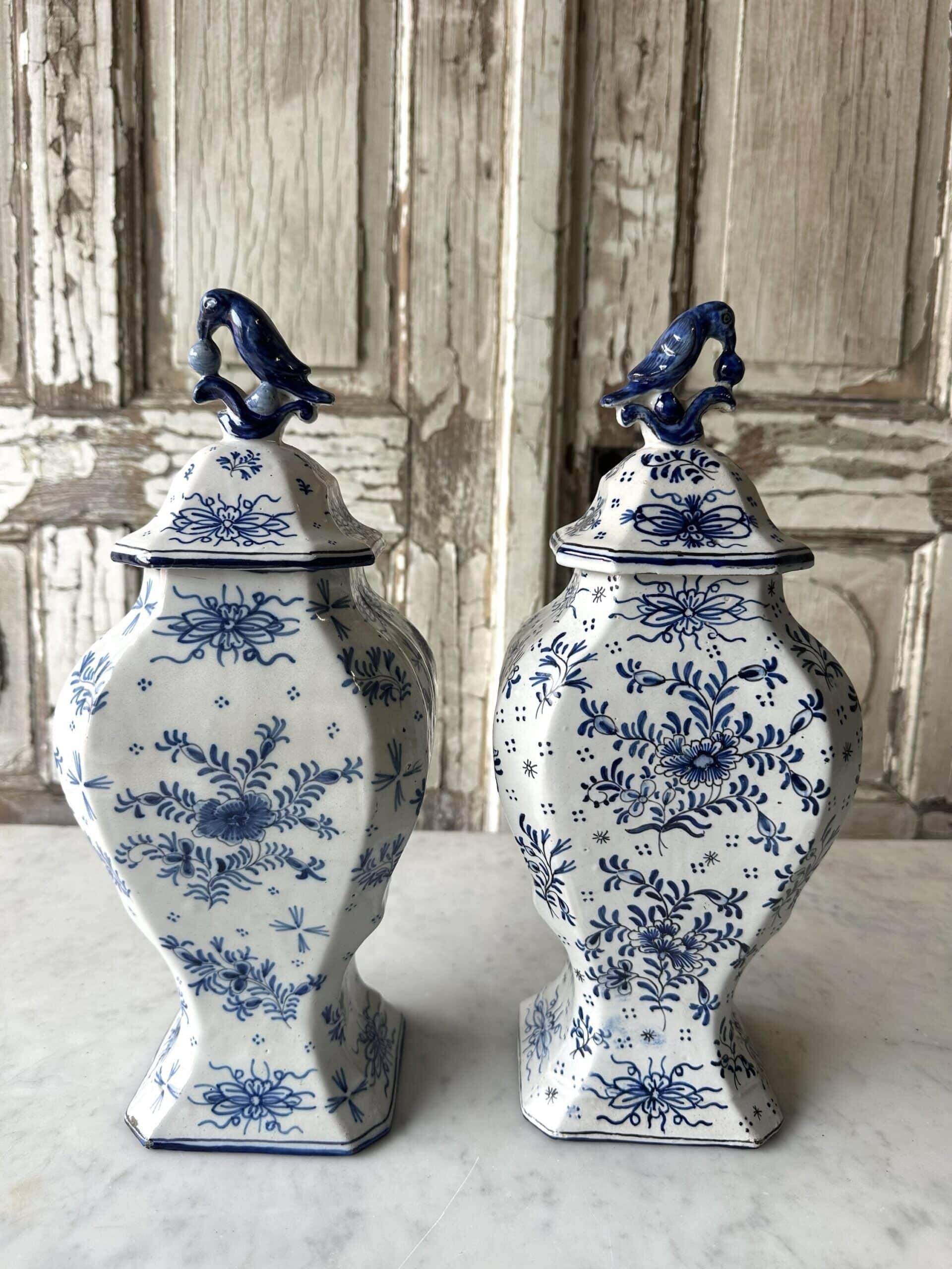 Paire de potiches en faïence dans le style de Delft, XXe siècle