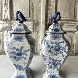 Paire de potiches en faïence dans le style de Delft, XXe siècle
