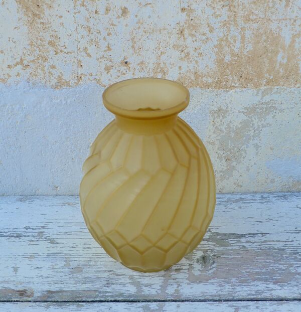 Vase Art Deco en verre pressé moulé jaune, 1920