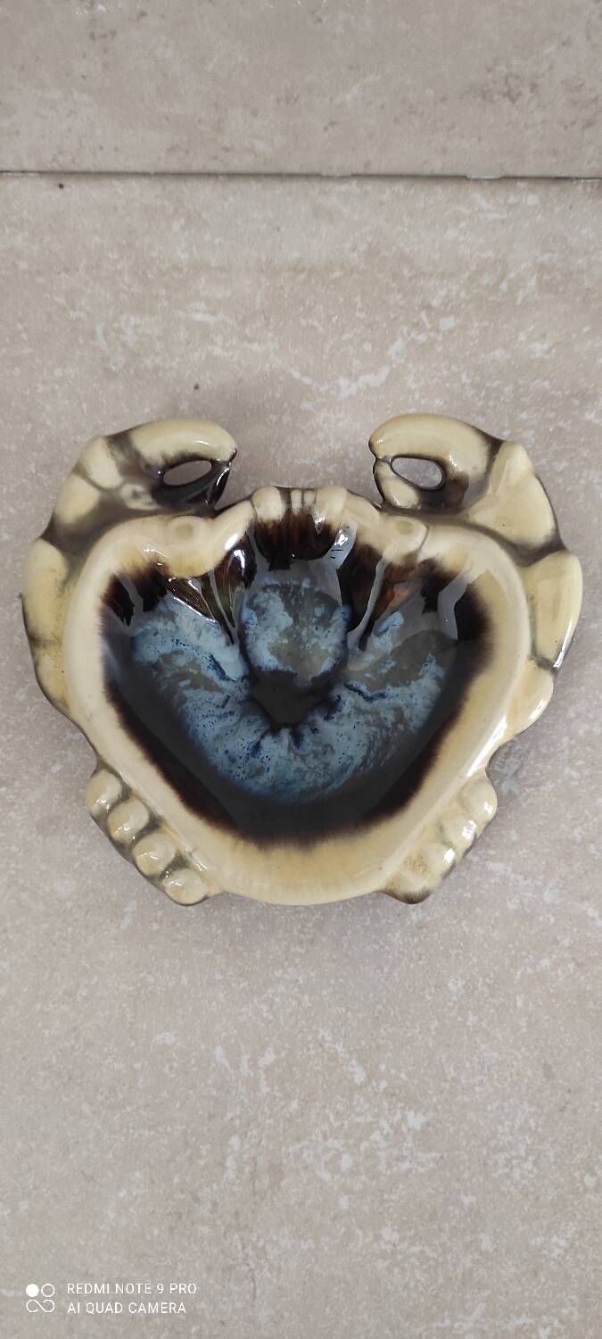 Ashtray or empty pocket barbotine crab