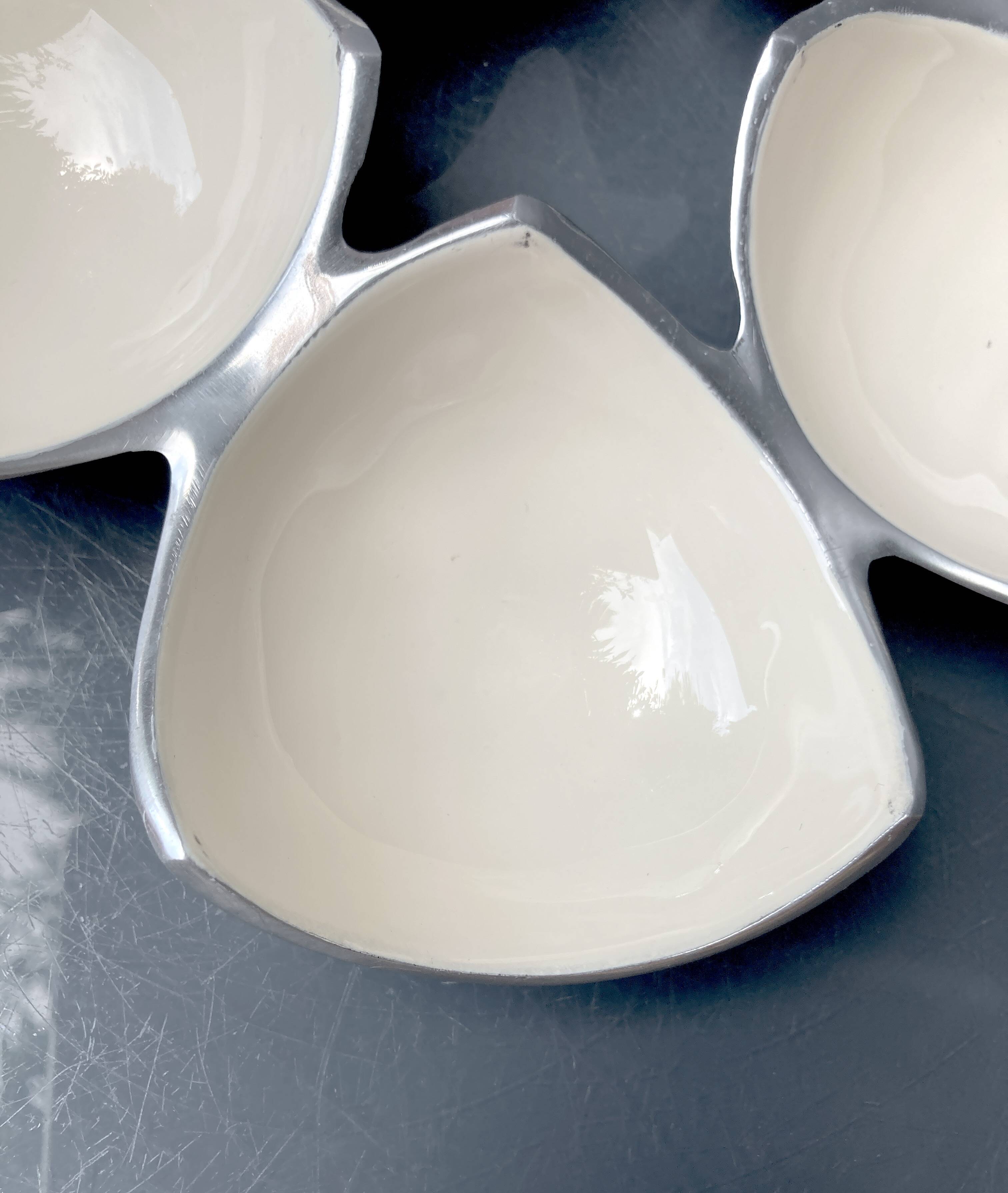 Ensemble de plats compartimentés en Inox Massif et émail écru