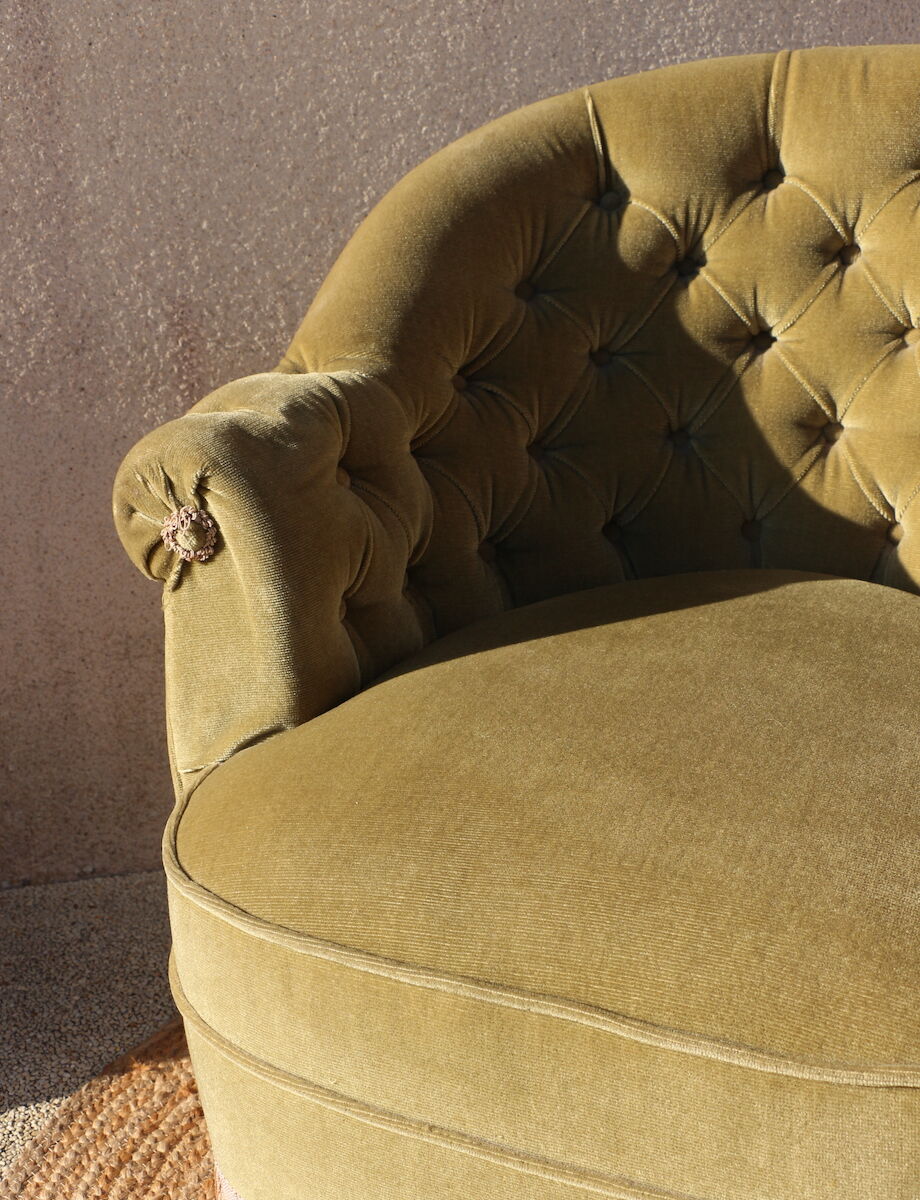 Paire de fauteuils crapauds et leur pouf vert