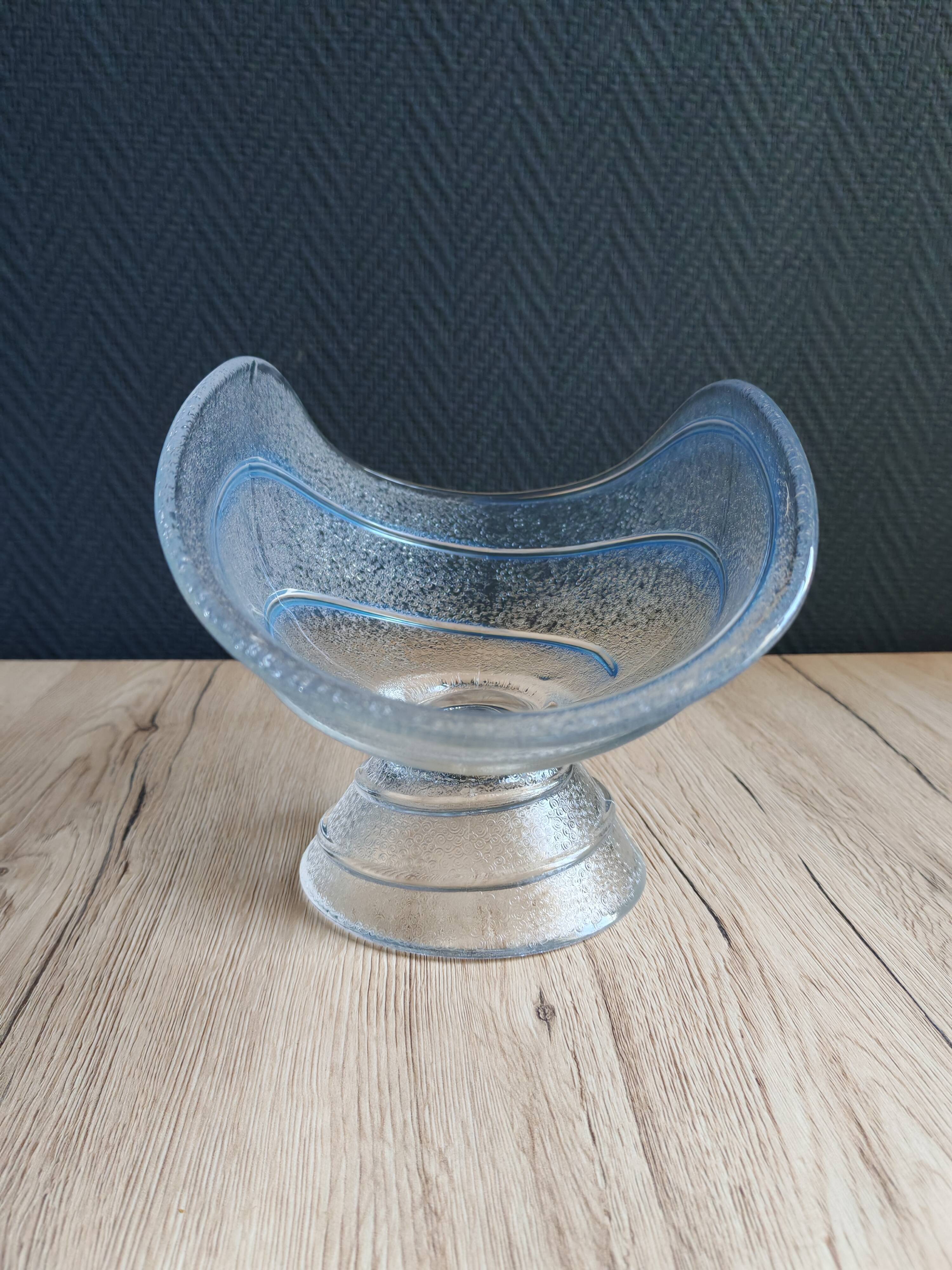 Coupe en verre moulé pressé Art Déco bleu glacé