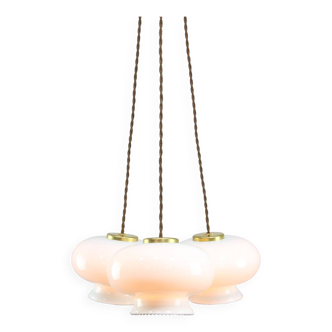 Lampe à suspension italienne du milieu du siècle en verre opalin et laiton, lot de 3