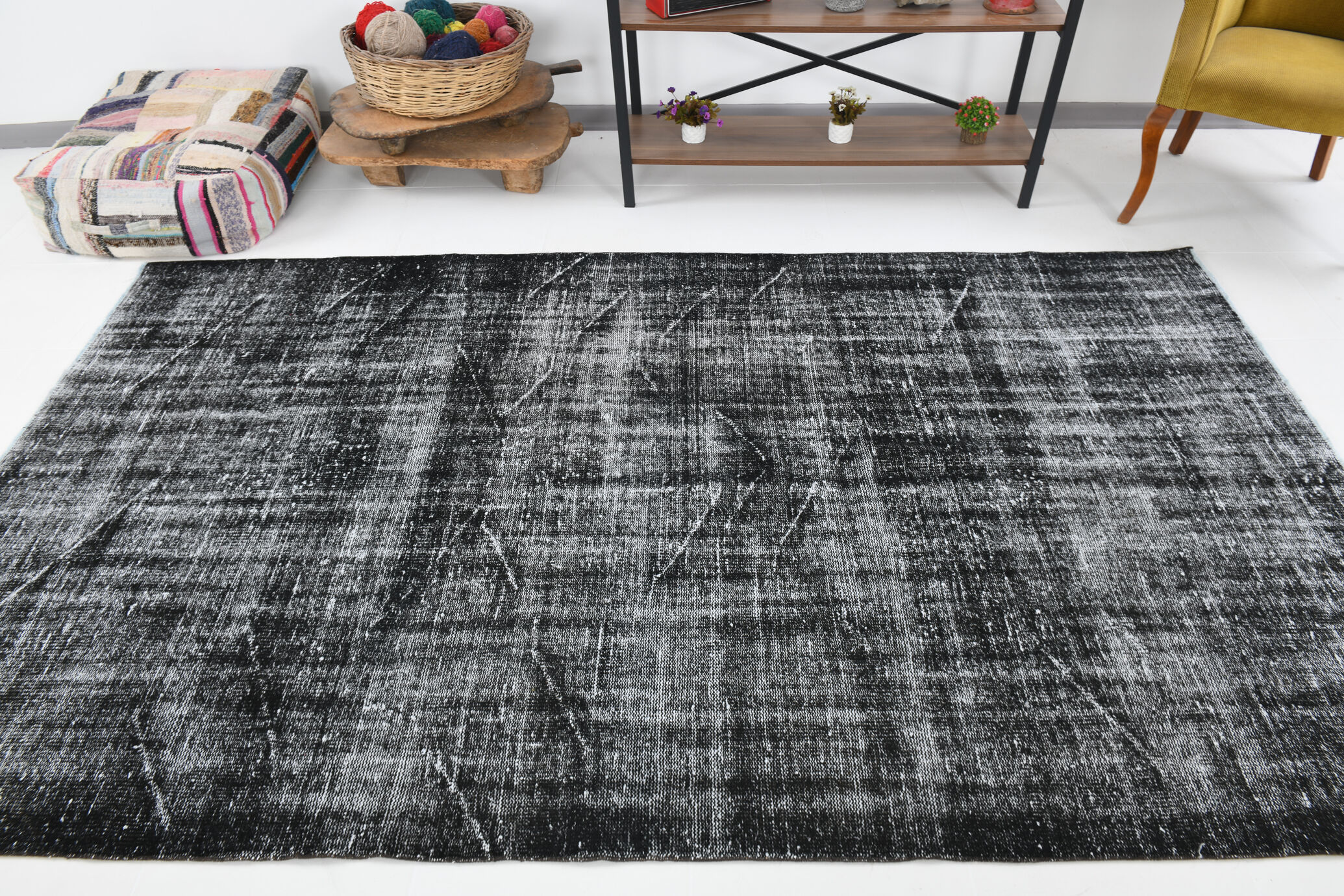 Handknotted wool rug, 284x172cm