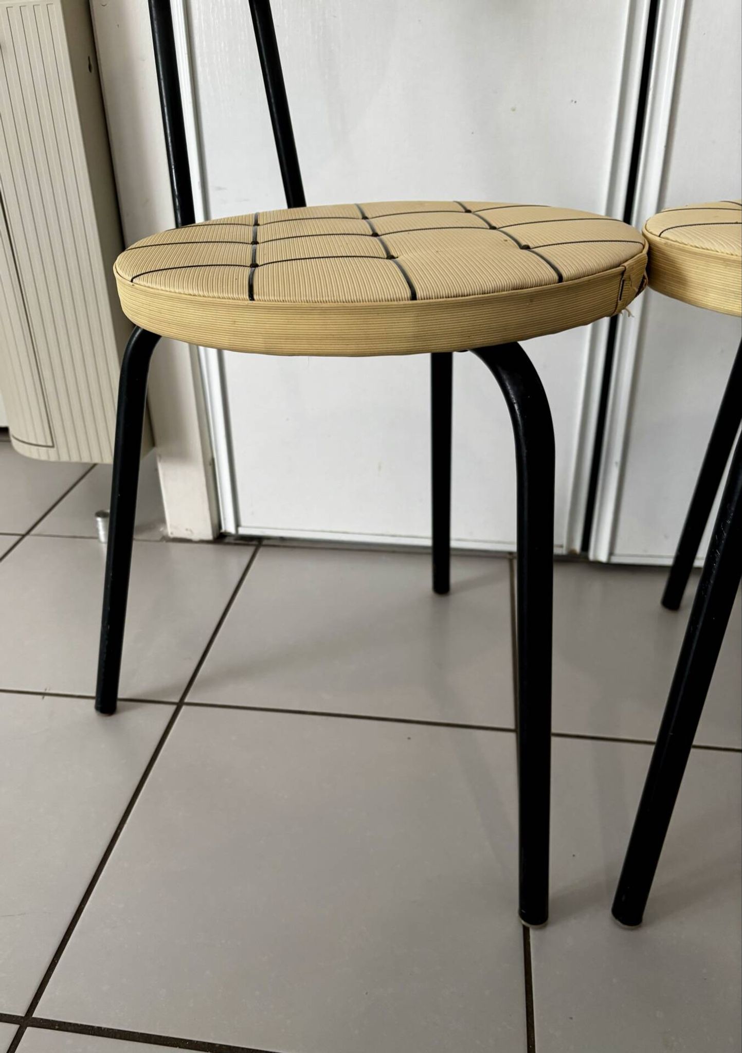 Paire de chaises vintage rétro jaune moutarde et métal noir