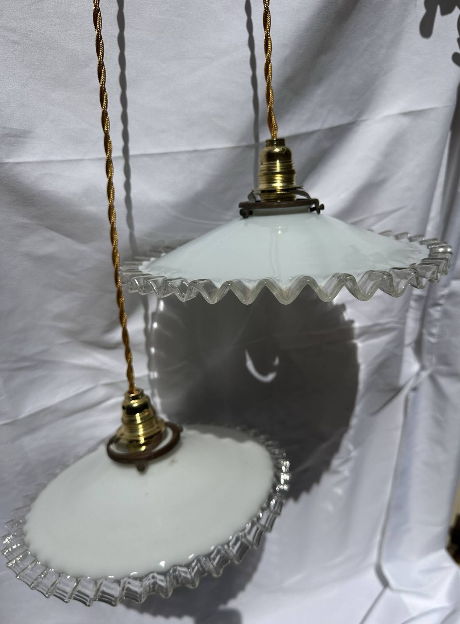 Paire de suspension opaline ondulée vintage griffe laiton