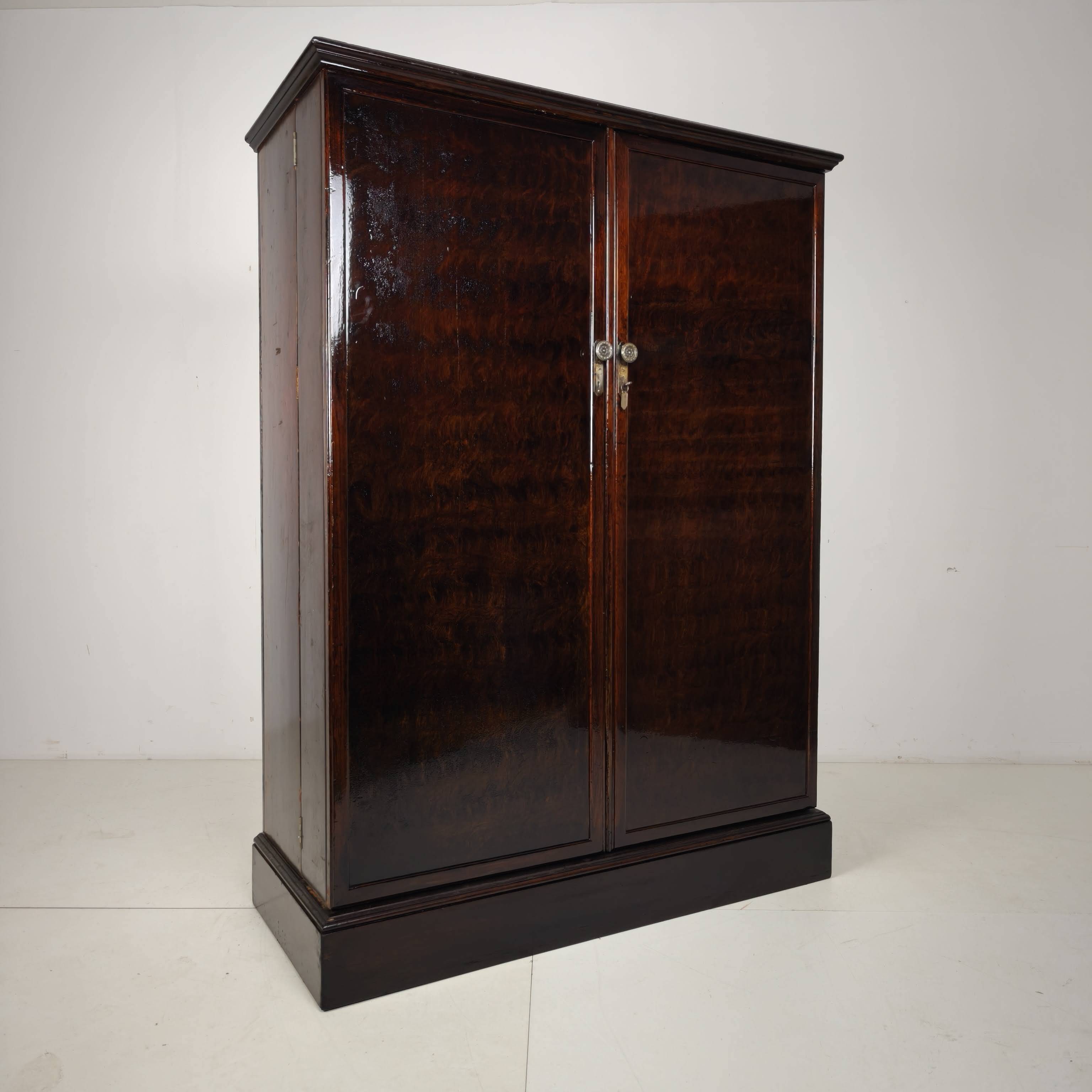 Armoire compacte pour homme en chêne Art Déco anglais