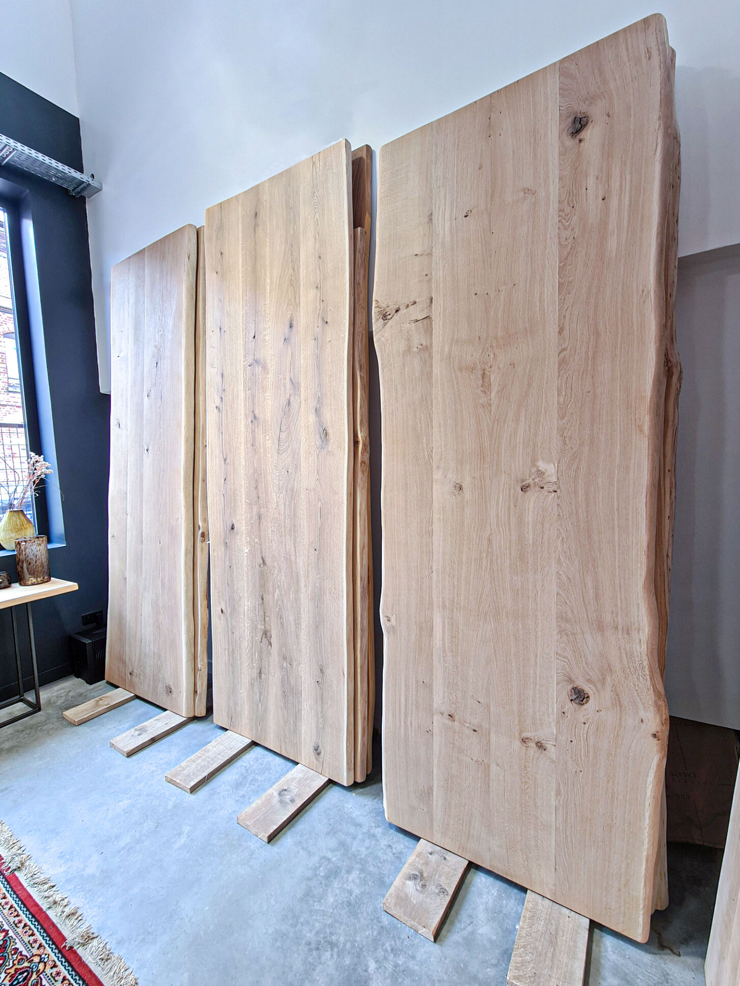 Table in light solid oak, vitrified, for 8, 10, 12 people comfort with metal legs in X