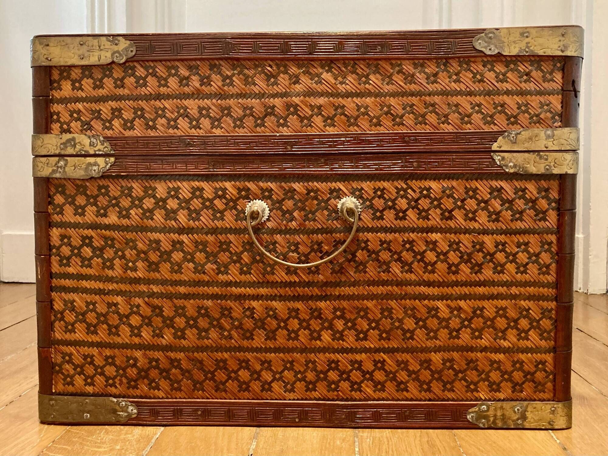 Beautiful vintage Chinese trunk in wicker, black and gold lacquered wood, and brass.