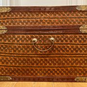 Beautiful vintage Chinese trunk in wicker, black and gold lacquered wood, and brass.