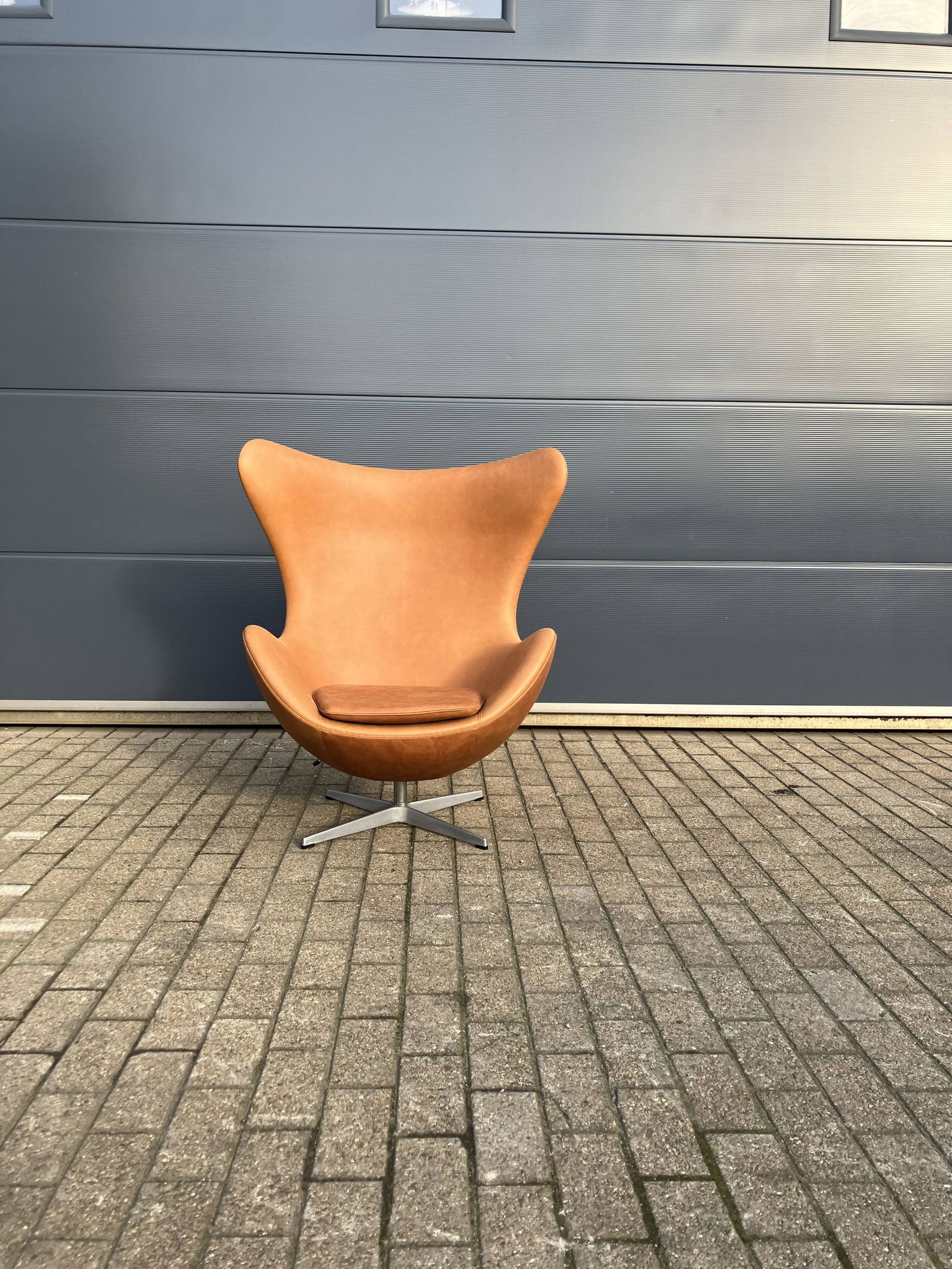 Original Fritz Hansen Egg chair from 1983 in perfect condition, new!! Rustic Cognac Camel Leather