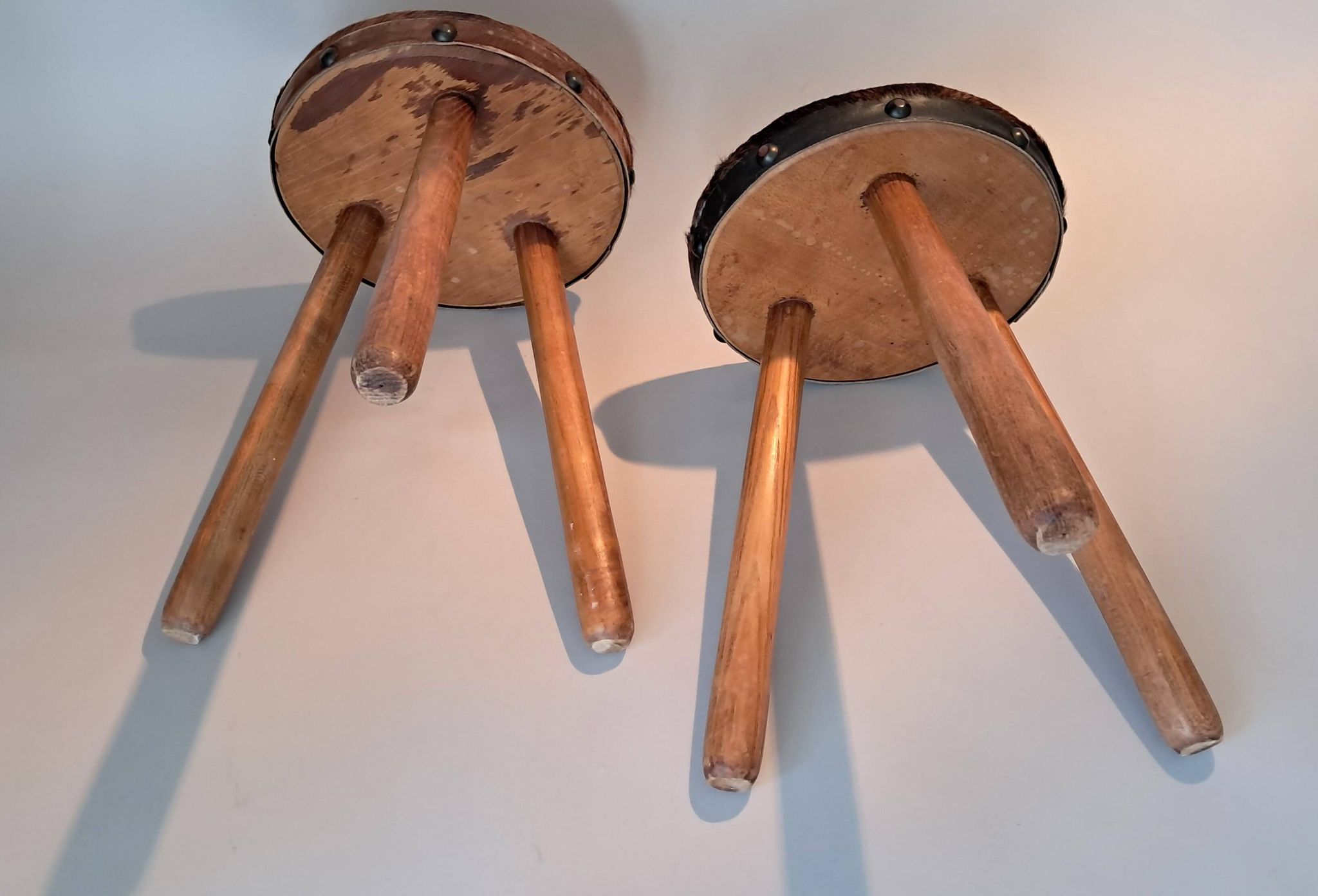 Paire de tabourets tripodes brutaliste 1950/1960.