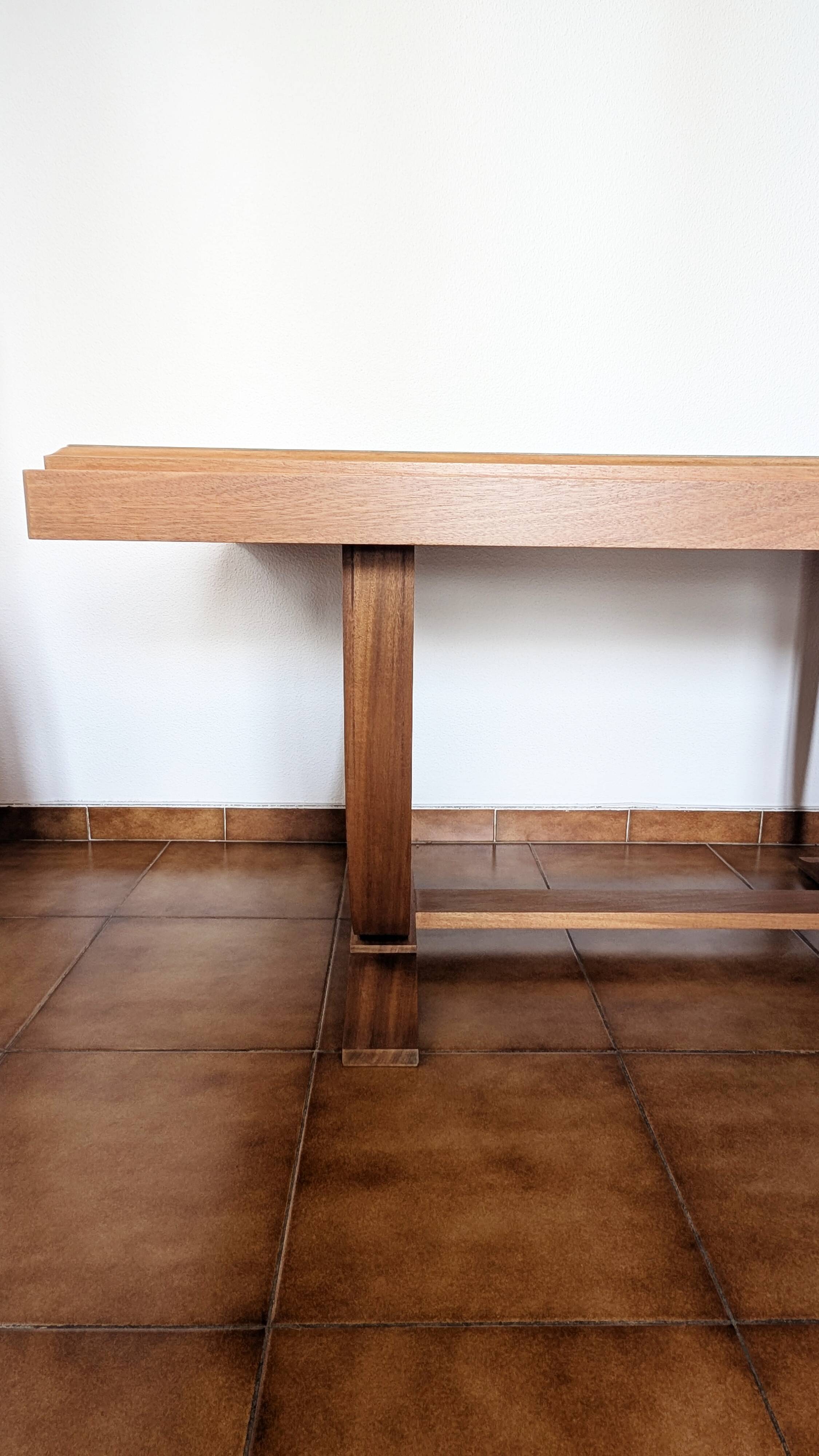 Bureau Art Déco revisité – plateau vert & pieds sculptés