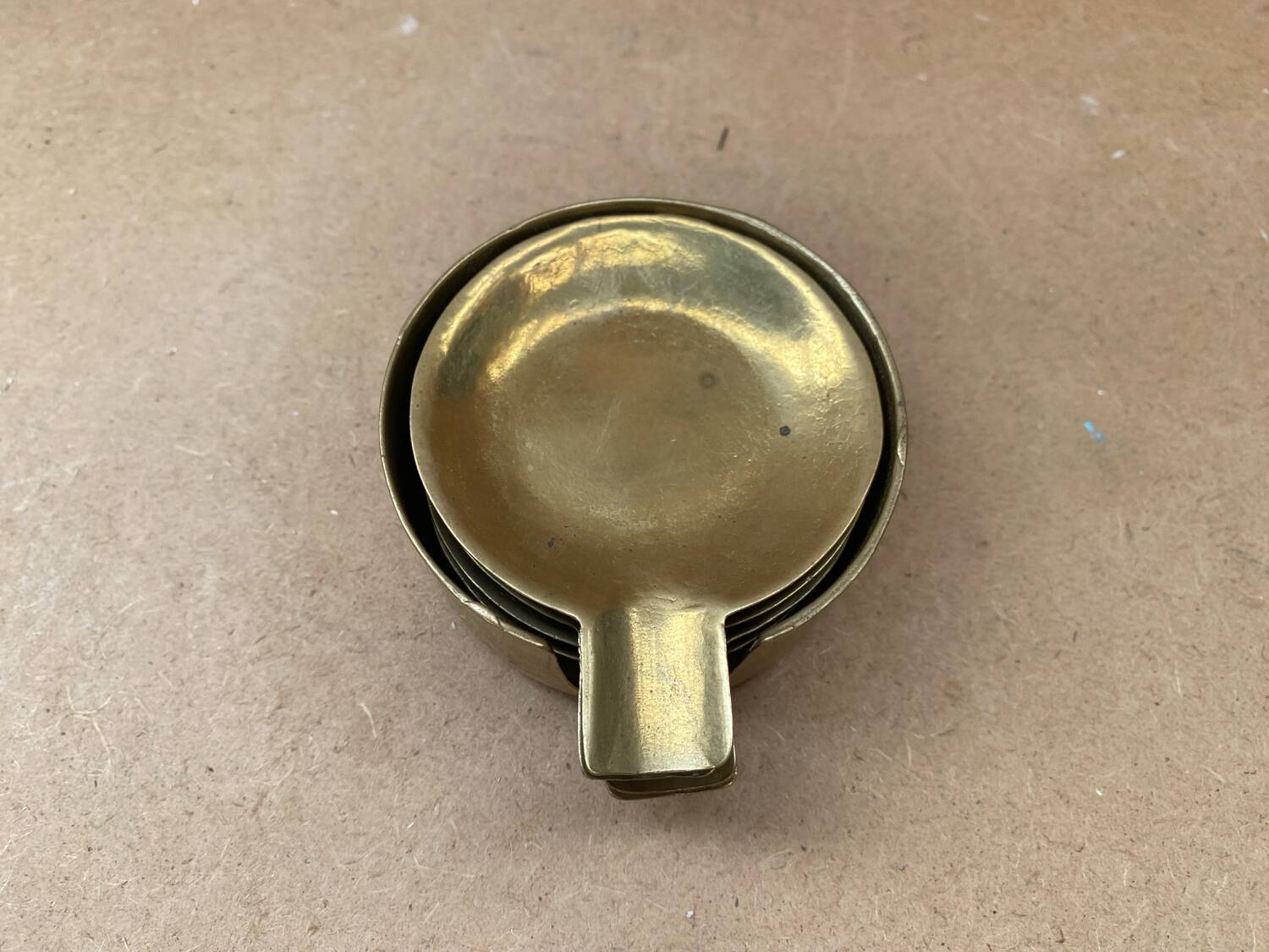 Series 5 old stackable gold metal ashtrays + vintage support