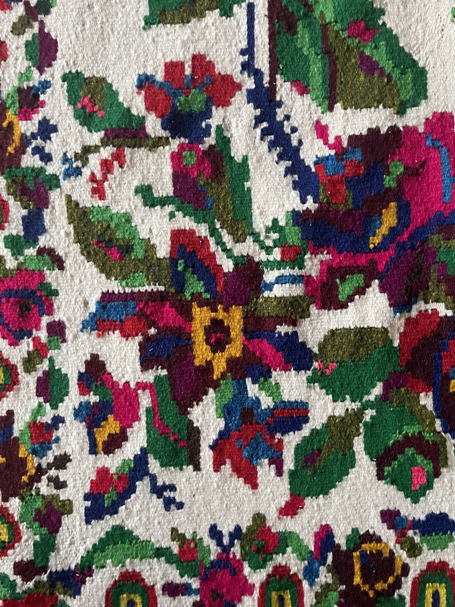 White vintage floral rug made by hand in Romania, beautiful flowers