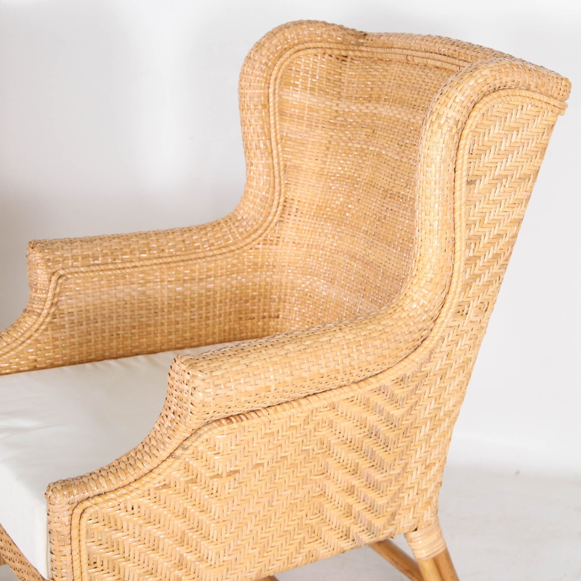 Paire de fauteuils club en rotin