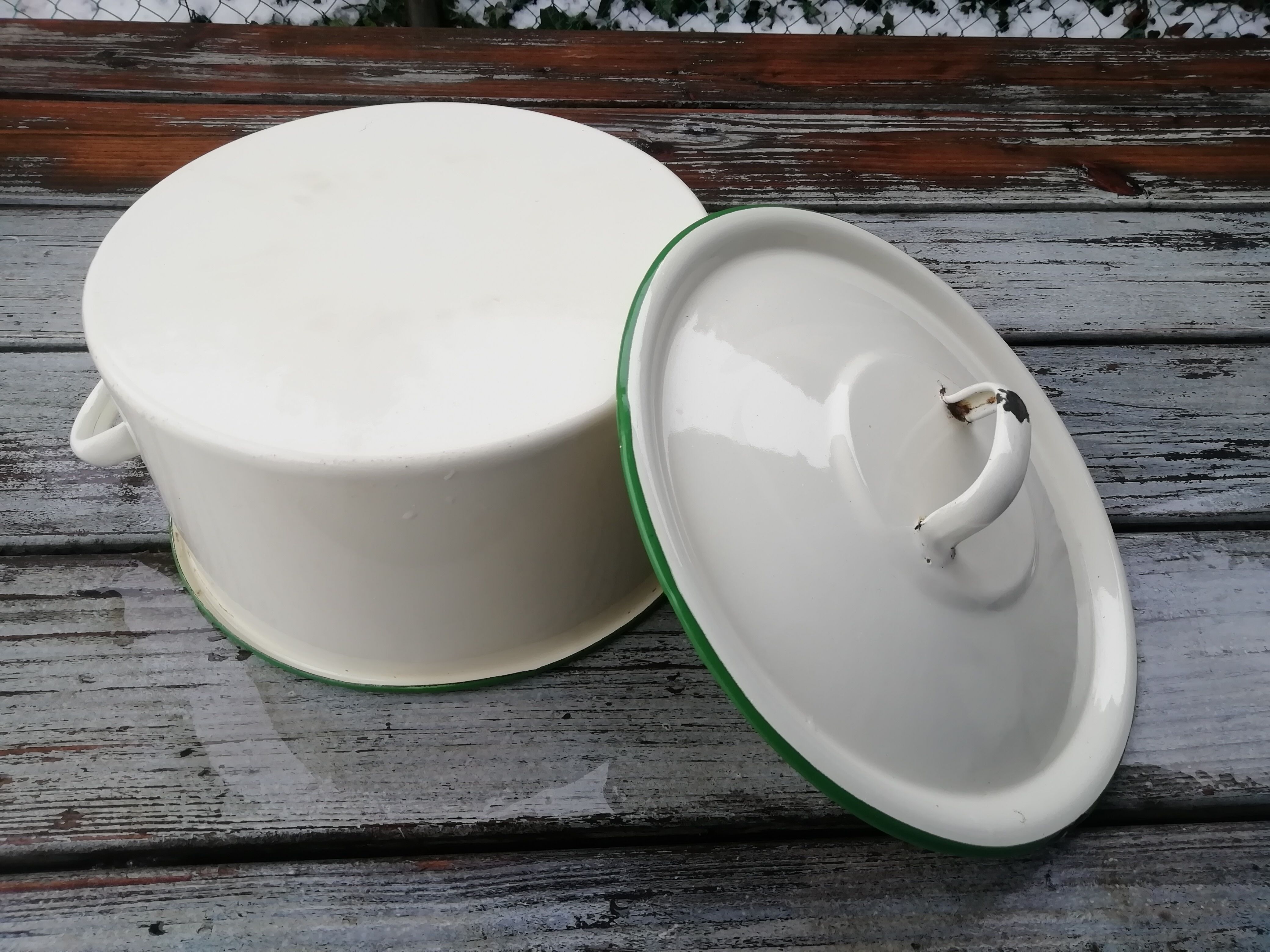Enamelled sheet metal cocotte
