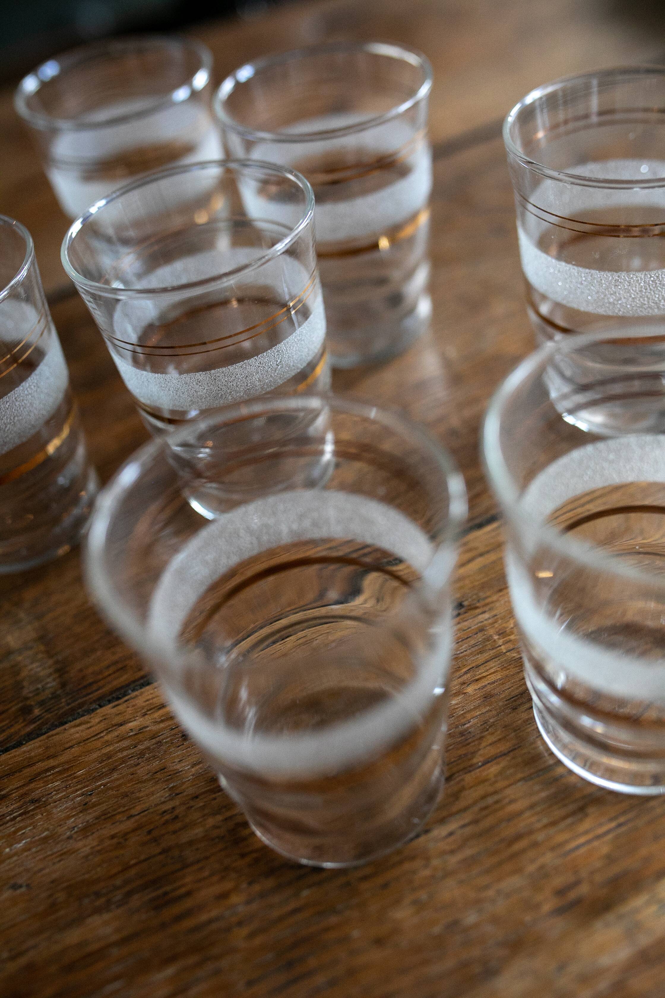 Lot de 8 verres granités blancs