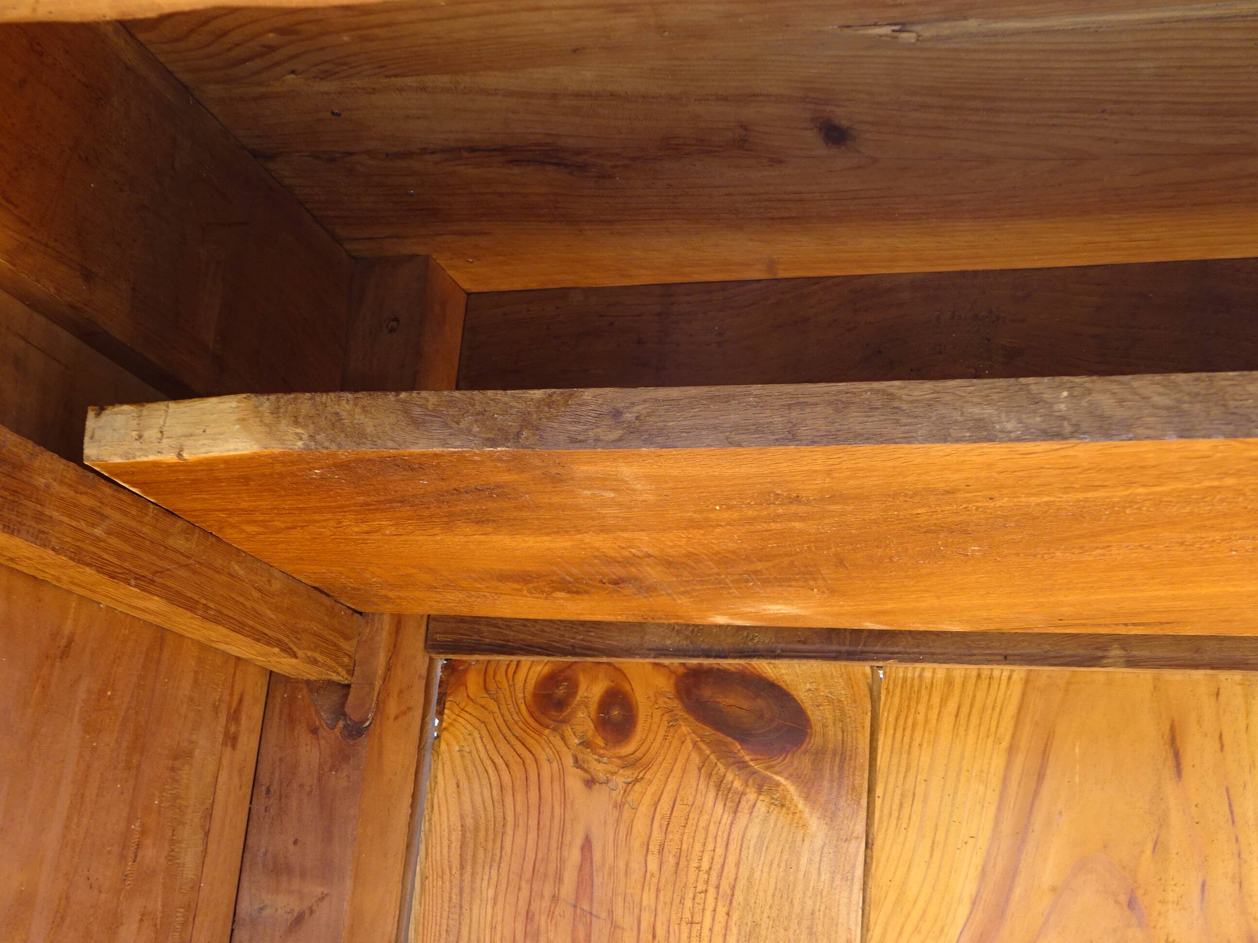 Armoire Louis Philippe en noyer massif