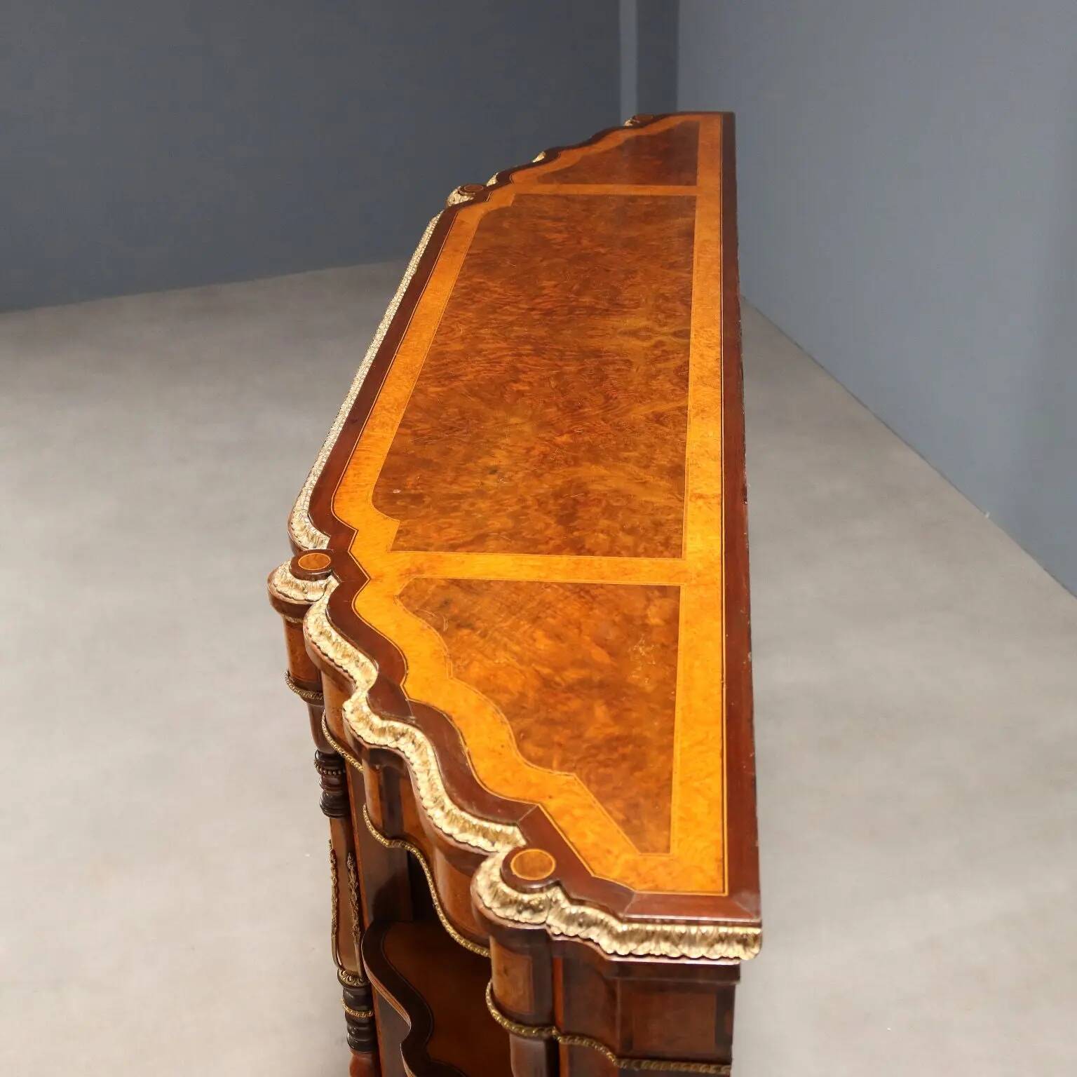 Buffet ancien en placage de loupe d’érable, Royaume-Uni, XIXe siècle