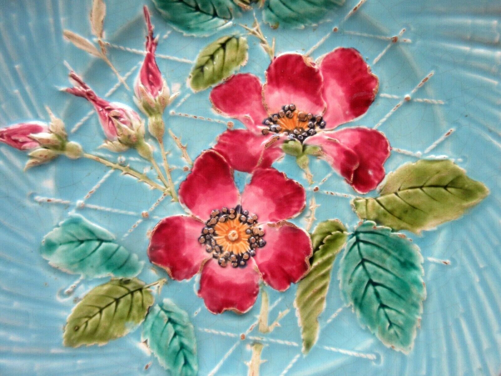 Art Nouveau splash plate signed Sarreguemines, The rosehies