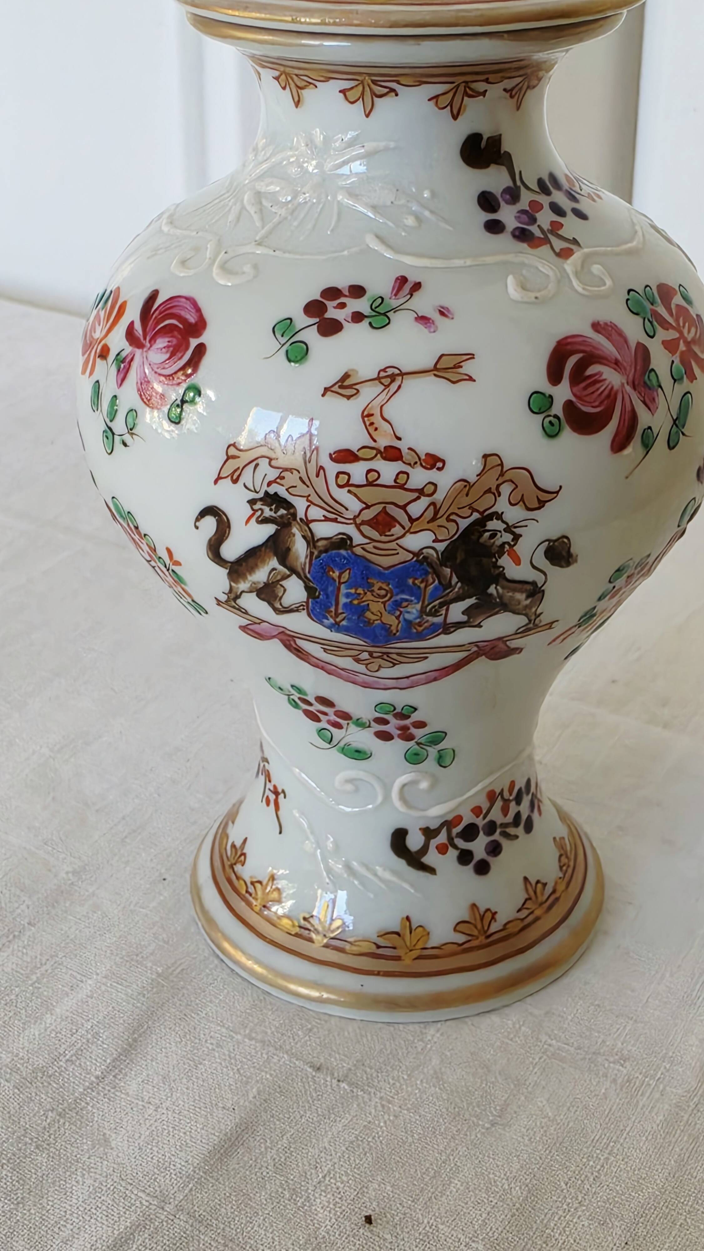 Small porcelain pot hand-painted by Samson Paris, Compagnie d style.