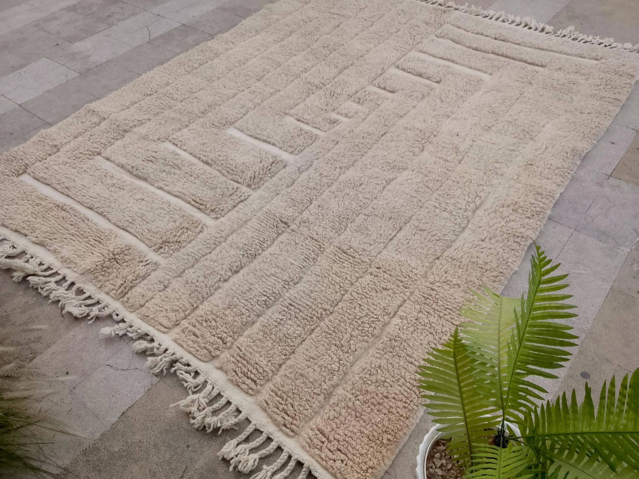Superb Moroccan wool rug, handmade, dimensions 250x150 cm.