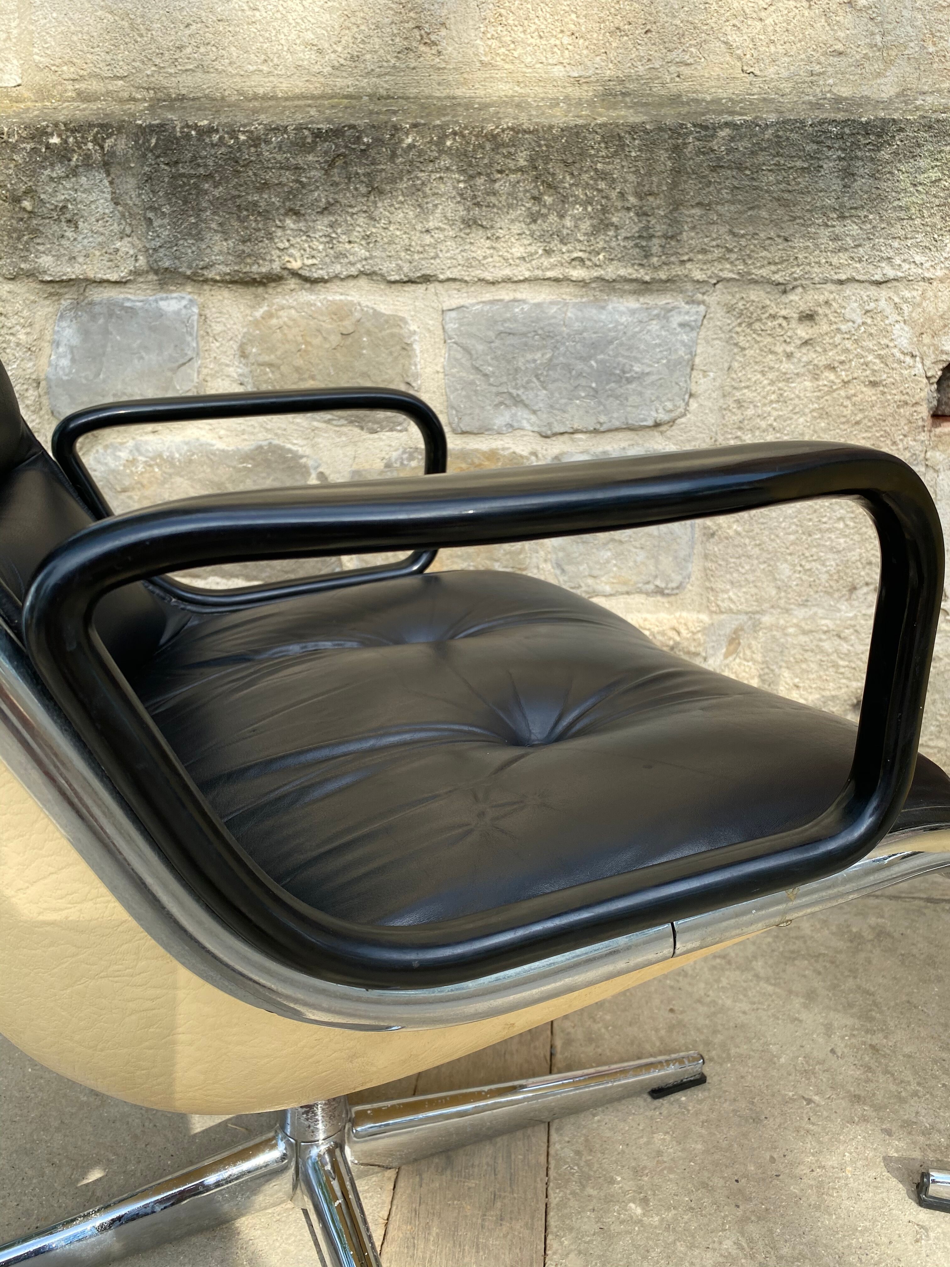Paire de fauteuils Charles Pollock Knoll executive chair